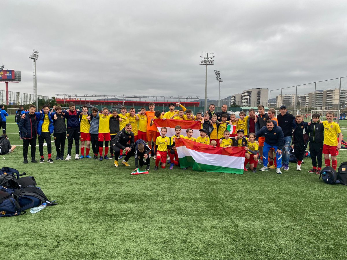 El entrenador mallorquín, <a href="/LucasFerrerF/">Lucas Ferrer</a>, está disputando la 𝗕𝗮𝗿𝗰̧𝗮 𝗔𝗰𝗮𝗱𝗲𝗺𝘆 𝗪𝗼𝗿𝗹𝗱 𝗖𝘂𝗽 𝟮𝟬𝟮𝟮 con su equipo de la Academia de Budapest. Si hoy ganan se meten en semifinales de esta competición con participación de 104 países y más de 1.000 jugadores.

(1/2)