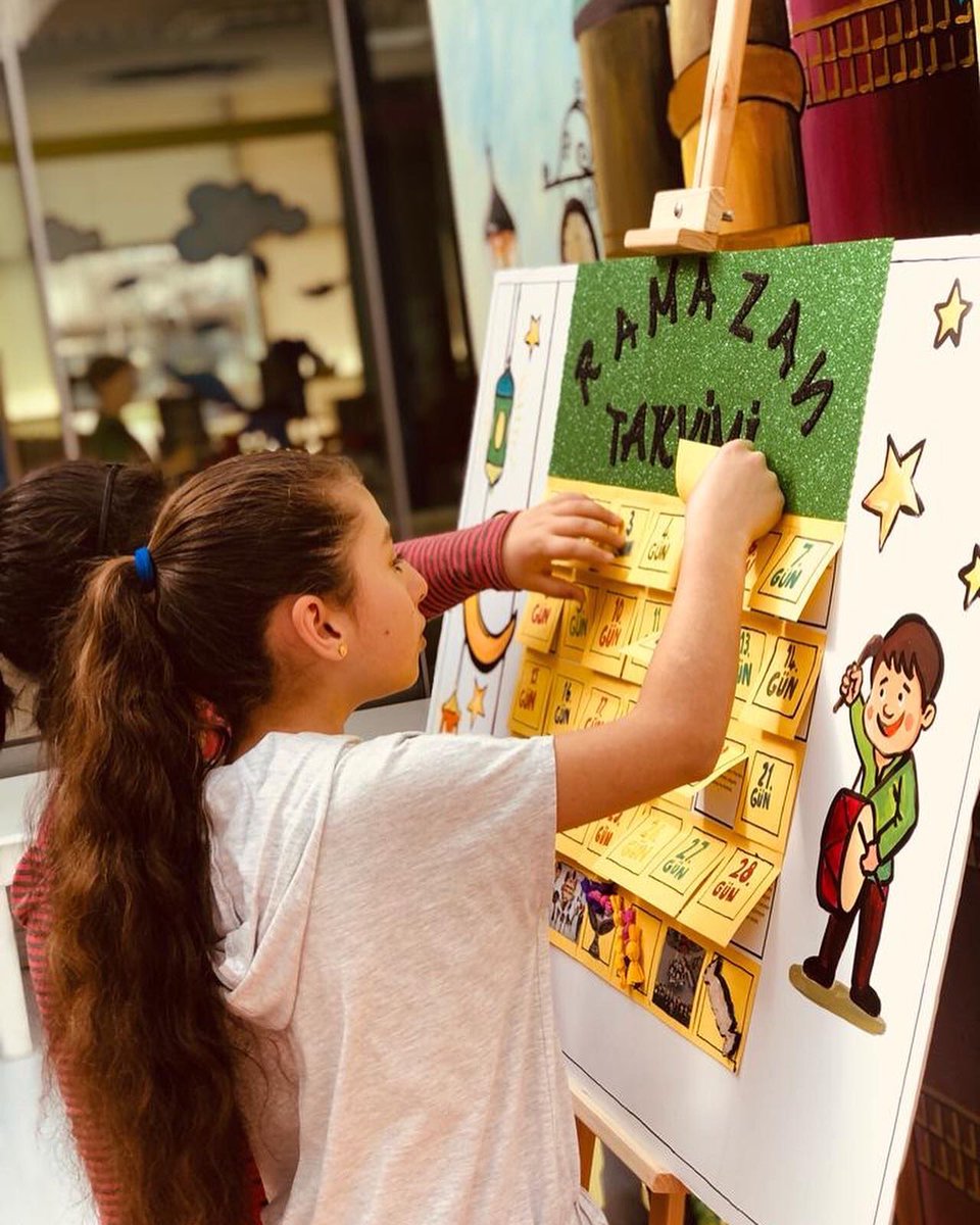 FatmaSahin's tweet photo. Arkadaşlarımız destek verdi, Gaziantepli çocuklar Ramazan takvimi tasarladı. Tasarlarken geleneklerimizi hatırladılar, keyifli zaman geçirdiler.

Fotoğraflardan da belli🤩

Merak edenleri Hasan Celal Güzel Çocuk Kütüphanemize bekliyoruz.📣🎈#MedeniyetŞehriGaziantep https://t.co/v76djOvHu6