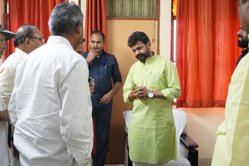 सुबह लखनऊ स्थित आवास पर प्रदेश के विभिन्न जनपदों से आये हुए आगंतुकों से मुलाकात की। #Lucknow