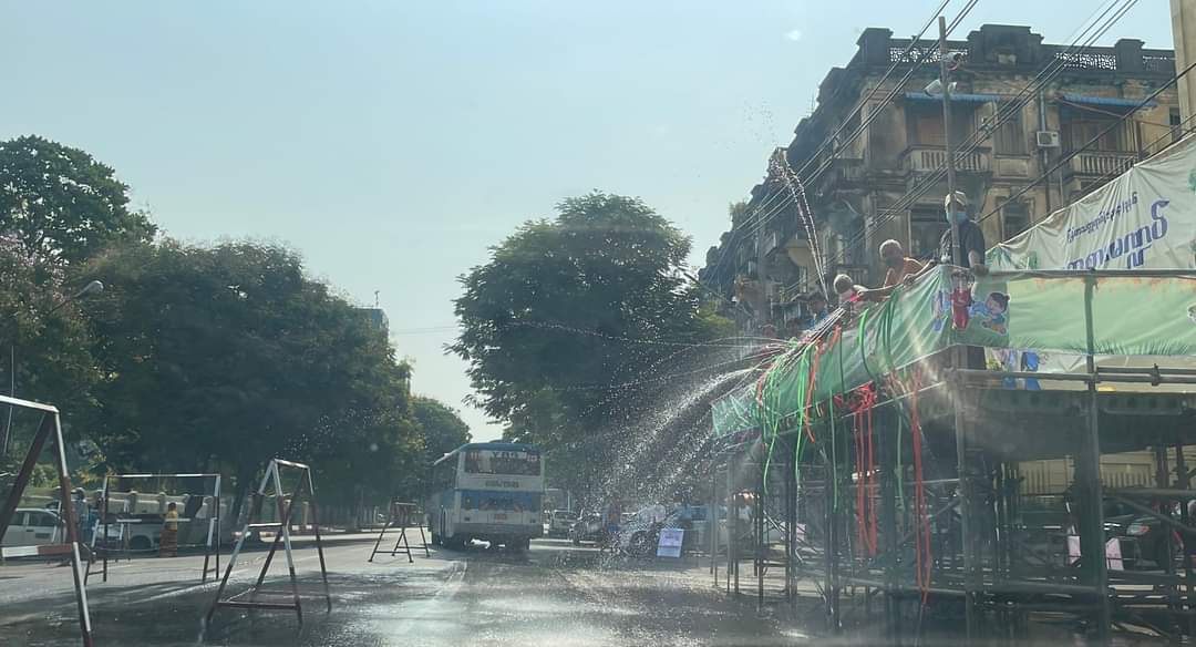 Khithitofficial's tweet photo. ရန်ကုန်မြို့တော်ဝန် မဏ္ဍပ် စည်ကားသယောင် ဖောကား၊ ဟိုက်ဂျက်ကားများဖြင့် အကြိမ်ကြိမ်ပတ်မောင်း ရေပက်ခံရသူများမှာ စည်ပင်ဝန်ထမ်းများဖြစ်၊ ရန်ကုန်ပြည်သူအားလုံး စစ်ကောင်စီသင်္ကြန်ကို သပိတ် မှောက်၊ ယနေ့ ဗုံးများ ပေါက်ကွဲ

ရန်ကုန်၊ ဧပြီ ၁၃
Read More -> https://t.co/65jdIbbUcA https://t.co/kbTw9U0FeT