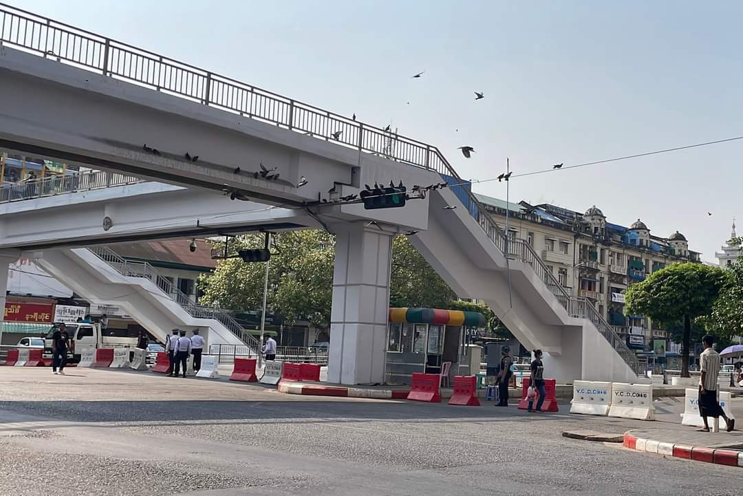 Khithitofficial's tweet photo. ရန်ကုန်မြို့တော်ဝန် မဏ္ဍပ် စည်ကားသယောင် ဖောကား၊ ဟိုက်ဂျက်ကားများဖြင့် အကြိမ်ကြိမ်ပတ်မောင်း ရေပက်ခံရသူများမှာ စည်ပင်ဝန်ထမ်းများဖြစ်၊ ရန်ကုန်ပြည်သူအားလုံး စစ်ကောင်စီသင်္ကြန်ကို သပိတ် မှောက်၊ ယနေ့ ဗုံးများ ပေါက်ကွဲ

ရန်ကုန်၊ ဧပြီ ၁၃
Read More -> https://t.co/65jdIbbUcA https://t.co/kbTw9U0FeT