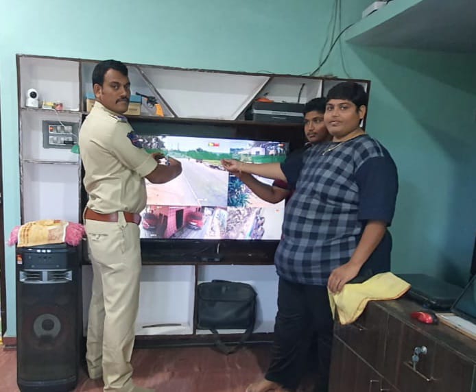 NalgondaCop's tweet photo. ఈరోజు #నిడమానూర్ పోలీస్ స్టేషన్ పరిధిలోని #పార్వతీపురం గ్రామంలో #నేనుసైతంలో భాగంగా #9CC కెమెరాలు ఏర్పాటు చేయడం జరిగింది...
@TelanganaDGP @TelanganaCOPs https://t.co/Bf2GDpHFfA