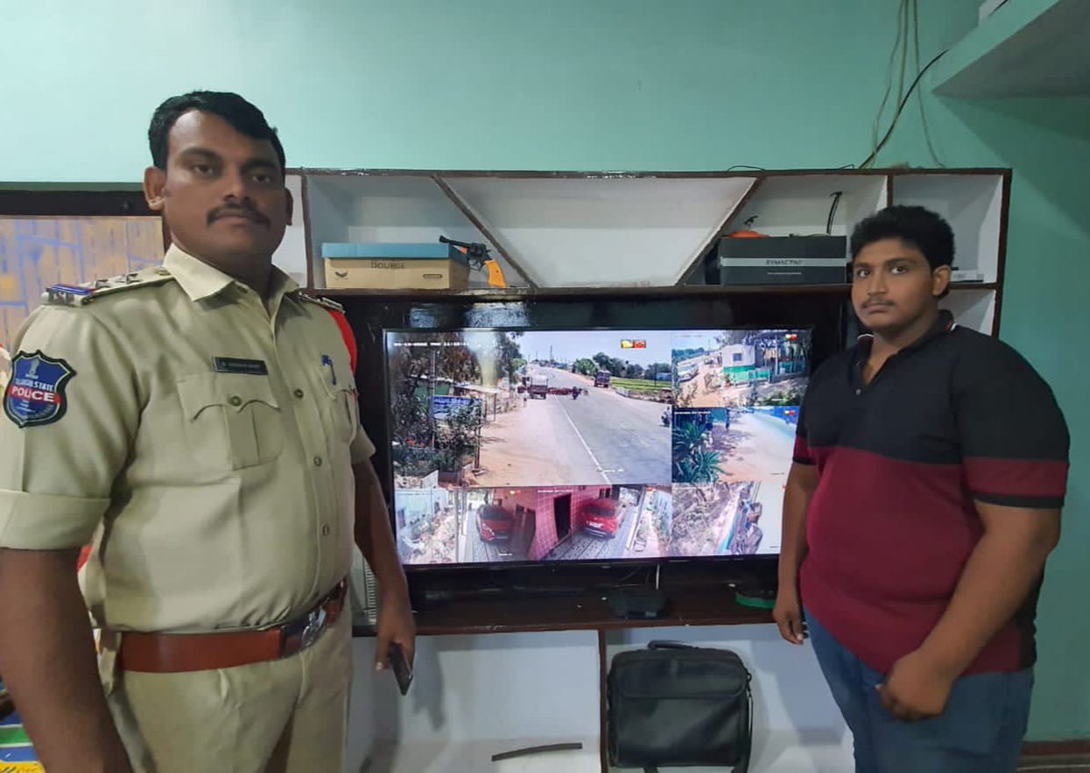 NalgondaCop's tweet photo. ఈరోజు #నిడమానూర్ పోలీస్ స్టేషన్ పరిధిలోని #పార్వతీపురం గ్రామంలో #నేనుసైతంలో భాగంగా #9CC కెమెరాలు ఏర్పాటు చేయడం జరిగింది...
@TelanganaDGP @TelanganaCOPs https://t.co/Bf2GDpHFfA