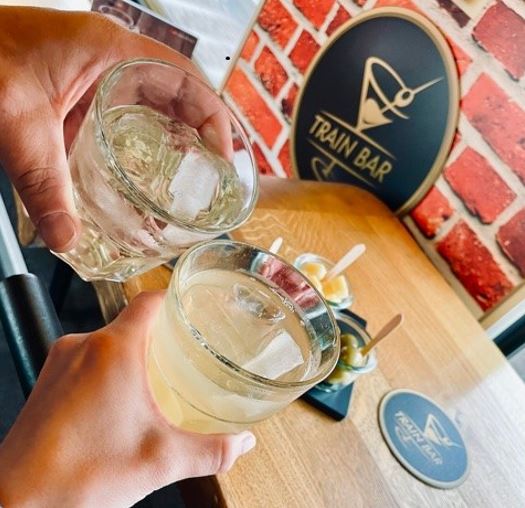 elvetino's tweet photo. Die Train Bar ist ab 14. April bis Mitte November geöffnet. Gäste können ab dem späten Nachmittag auf dem IC8 bei Musik und Bar-Ambiente einen Aperó geniessen. Wir bieten auch 4 Cocktails an, davon einen nicht-alkoholischen. #SpeisenBeimReisen #TeamElvetino #SBBRestaurant https://t.co/MNYt5in0ea