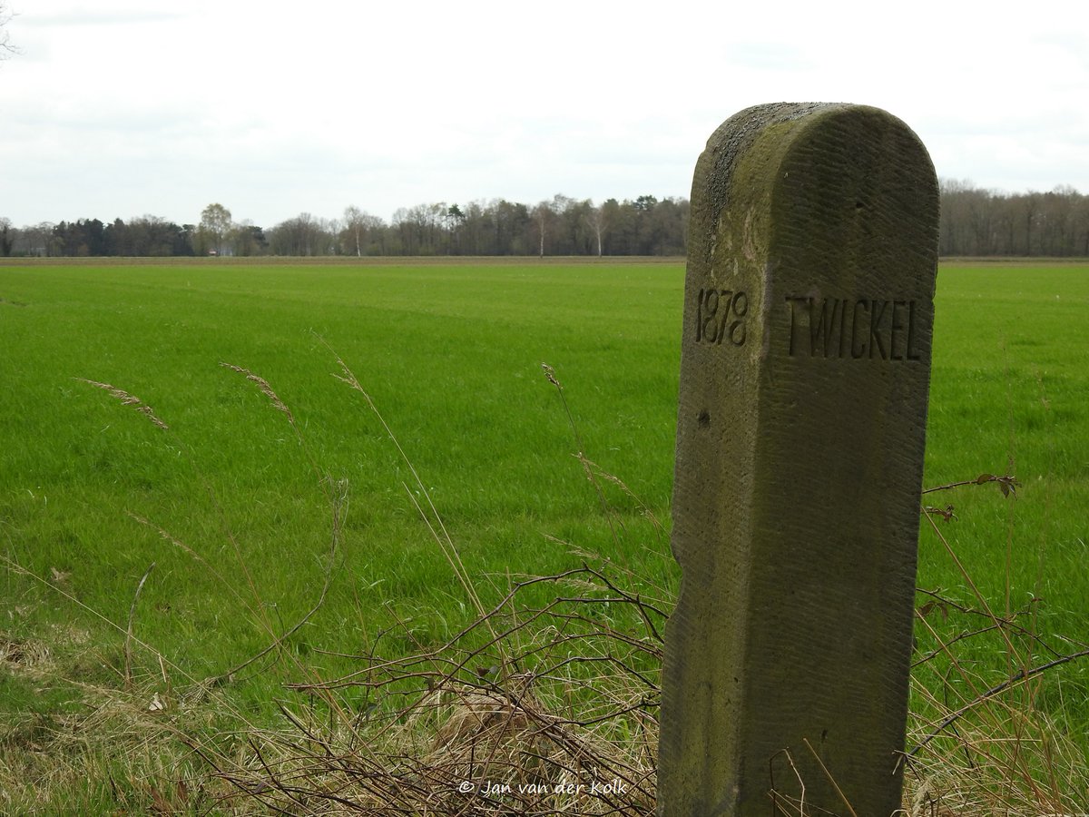 BekiekTwente's tweet photo. Eén van de 29 jachtpalen waarmee het jachtgebied werd aangegeven op Landgoed Twickel. Deze palen zijn geplaatst nadat het landgoed Weldam van Twickel werd afgescheiden. In 1923 maakte een nieuwe jachtwet deze palen overbodig. 
#Wiene 
#HofvanTwente #Twente #BekiekTwente https://t.co/txyVmspjk3