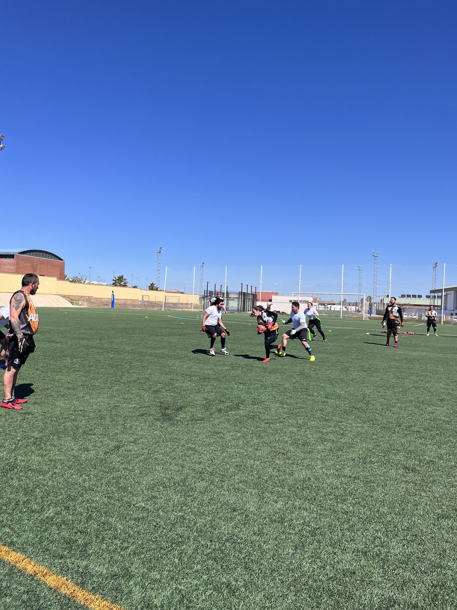 😴 Nos vamos unos días de vacaciones hasta la semana que viene y lo hacemos con algunas 🏈 imágenes que teníamos pendiente aún de compartiros.

🆕 Son 📷 fotos del partido donde pudo debutar Badajoz #GreenOtters🦦, que justo acaban de llegar a 🤳 instagram. 👉 ¡¡Síganles!! 🟢