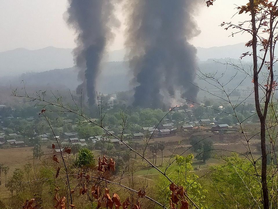 BluemoonAngel2's tweet photo. The residential properties in Thetkalkyin and Kaima villages , western Pauk tsp, Magway division were set ablaze by military troops this morning. #RevolutionaryThingyan #2022Apr13Coup #WhatsHappeningInMyanmar https://t.co/SAR1BxRFiL