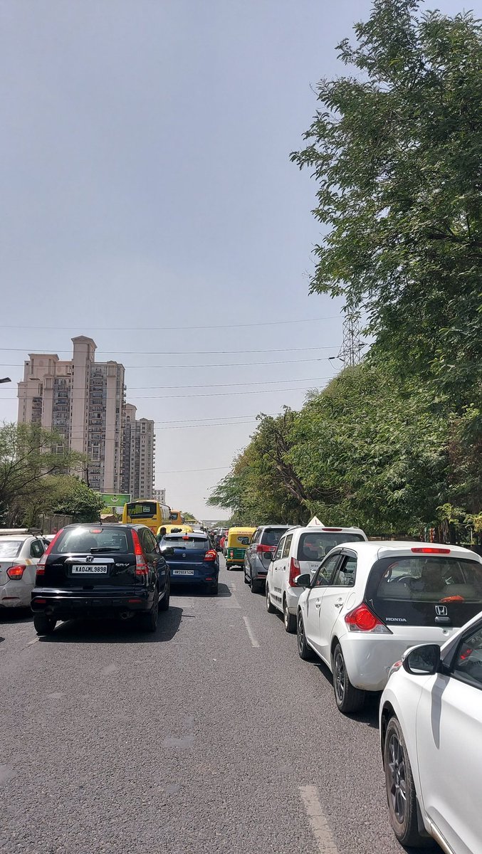gsinglajourno's tweet photo. #Gurgaon #DLF4 #AravaliShriRamSchool के कारण #Galleriaroad पर लंबी Traffic लाइन। रोजाना सैकड़ों वाहन सुबह- दोपहर जाम से जूझते। सेक्टर रोड पर लगी रहती अभिभावकों की गाड़ी की कतार। रोज का यही हाल।@TrafficGGM गाड़ियां मुख्य रोड पर करवाती पार्क। @dcptrafficggm @cmohry @mlkhattar https://t.co/KrLqJOolFY
