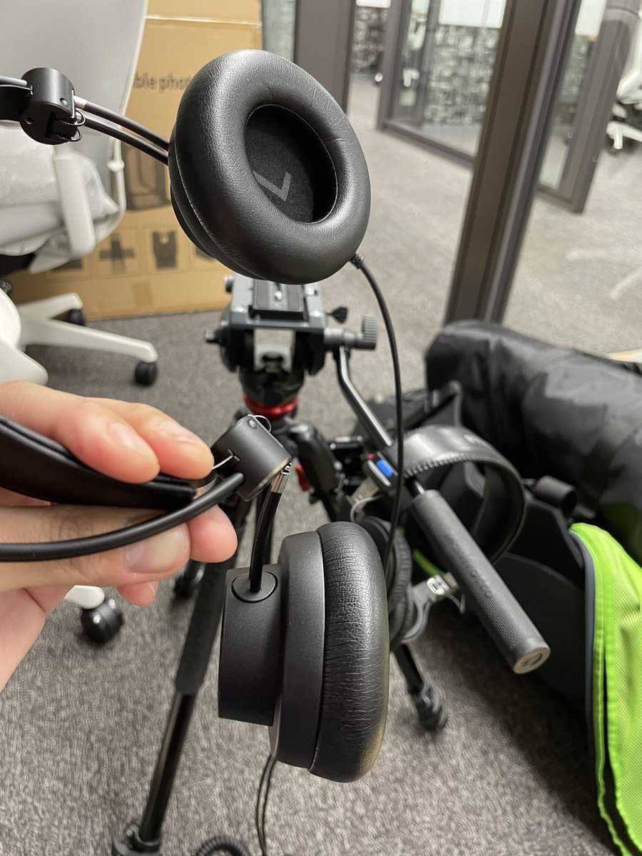 hongoproduction's tweet photo. 撮影用のモニターヘッドホンを新調しました

ちなみに前のは取材先のとてつもなく重いドアに挟まれておしゃかになりました https://t.co/rZ497LNOaD