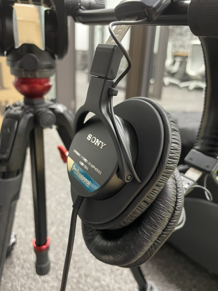 hongoproduction's tweet photo. 撮影用のモニターヘッドホンを新調しました

ちなみに前のは取材先のとてつもなく重いドアに挟まれておしゃかになりました https://t.co/rZ497LNOaD