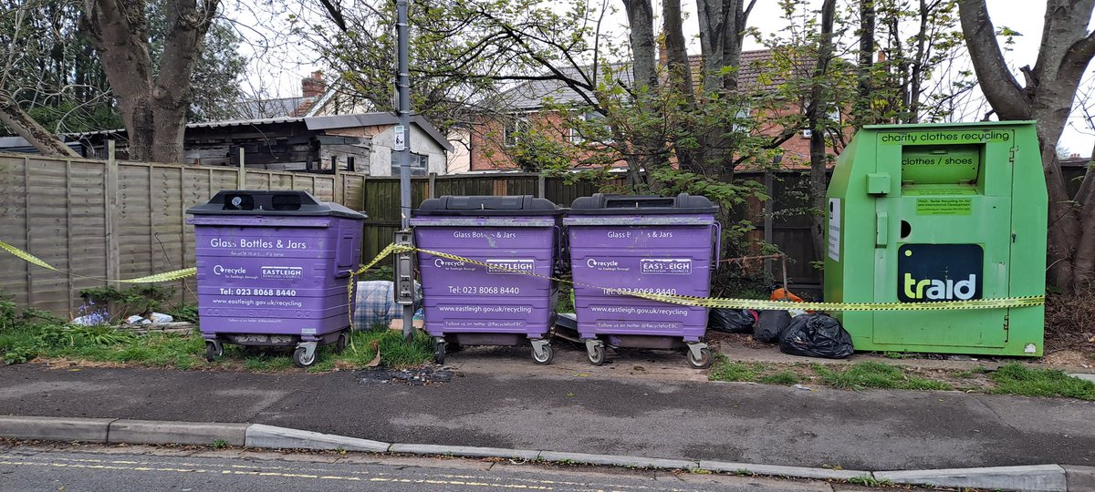 philgeorge8's tweet photo. @EastleighBC @EnvAgency  Do we also get a rebate for living next to your fly tipping/bin site? is this yellow"enviromental crime" tape supposed to make the asbestos safe??, what "investigations" are you doing? Just clear it! What will it take for @WeAreVIVIDhomes to kick you off this site?? https://t.co/0gZrw5Hw3o
