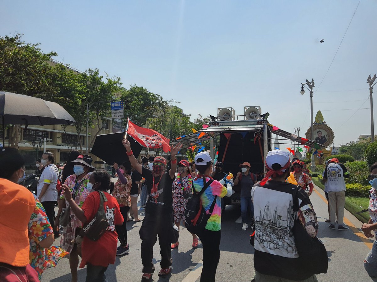 News26348449's tweet photo. ที่ สะพานผ่านฟ้า กลุ่มWe Volunteer ร่วมกับ กลุ่มทะลุฟ้า จัดกิจกรรม สงกรานต์มหาซน 
#ม็อบ13เมษา65 #สงกรานต์มหาซน #สงกรานต์2565 https://t.co/h4f5ePhw4G