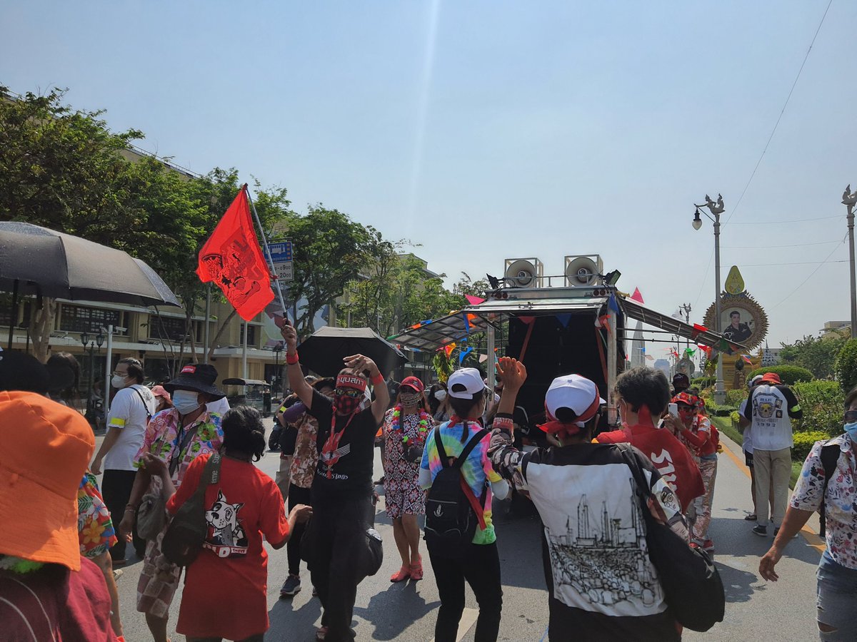 News26348449's tweet photo. ที่ สะพานผ่านฟ้า กลุ่มWe Volunteer ร่วมกับ กลุ่มทะลุฟ้า จัดกิจกรรม สงกรานต์มหาซน 
#ม็อบ13เมษา65 #สงกรานต์มหาซน #สงกรานต์2565 https://t.co/h4f5ePhw4G