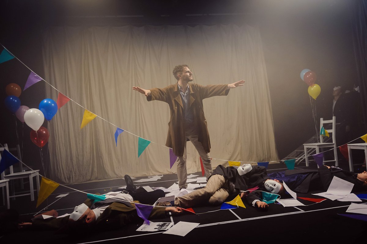 LazarusTheatre's tweet photo. “I am never better than when I am mad: then methinks I am a brave fellow; then I do wonders: but reason abuseth me, and there's the torment, there's the hell.”
#SpanishTragedy #ThomasKyd
(Image from our own 2012 production 📸#AdamTrigg) https://t.co/i98PtVxieR