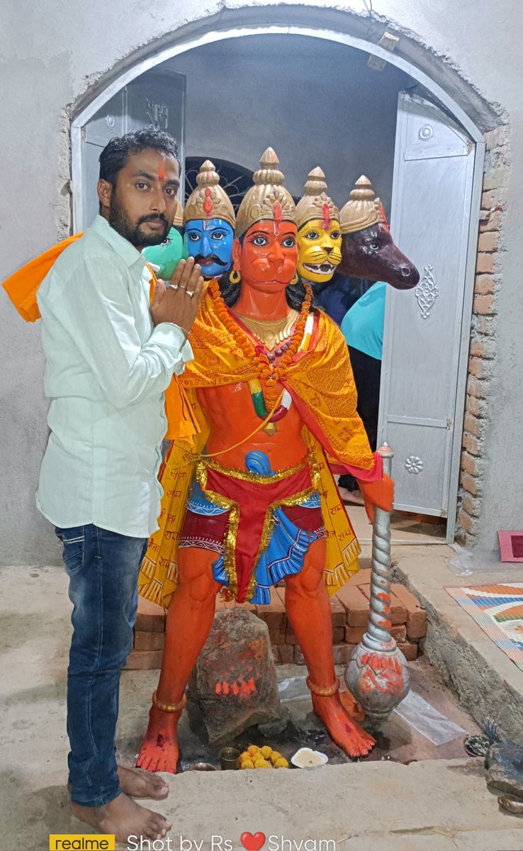 सब सुख लहे तुम्हारी सरना,तुम रक्षक काहू को डरना...
कभी ये मत सोचिए कि आप अकेले हैं, प्रभु की कृपा से आप अकेले काफी है.......सभी को जय श्री राम...
                    आपका सेवक🙏🏻🙏🏻