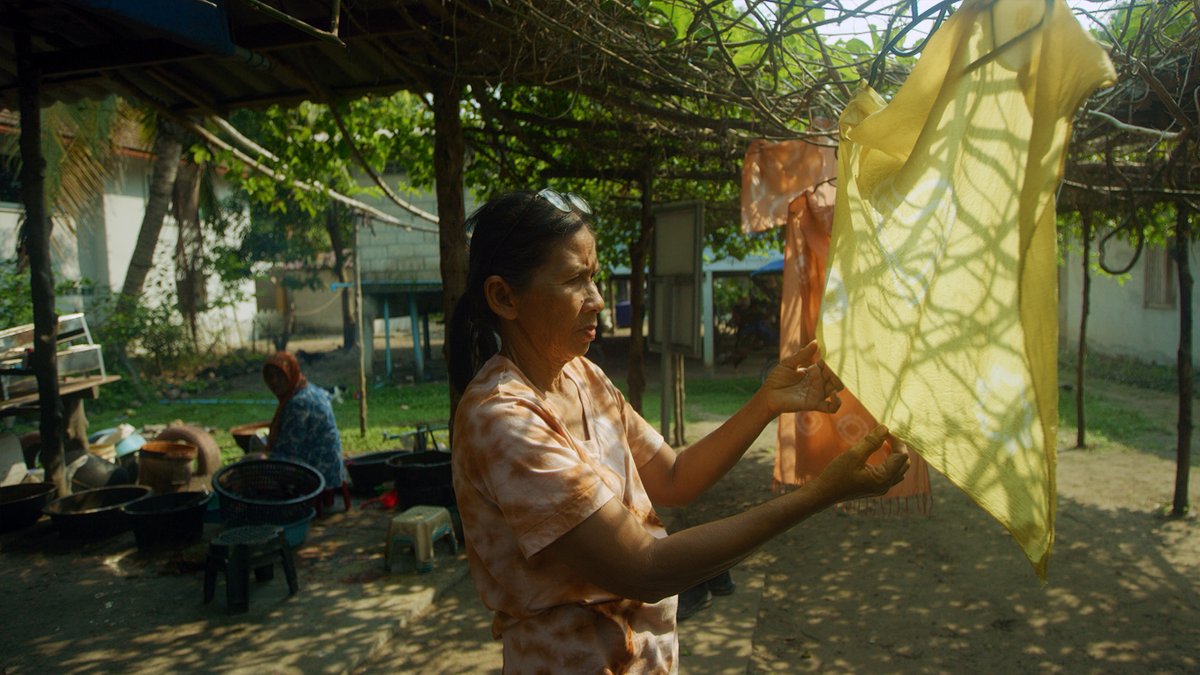 MangroveProject's tweet photo. Happy #Songkran (Thai New Year) Everyone! We had a treat filming Khun Nit's tie-dye group making some beautiful products from #mangrove tree bark and leaves. MAP help set up the Mangrove Tie-dye Group nearly 10 years ago! 
Donate and receive yours💚
https://t.co/W45gOp1GEx https://t.co/bs5XADDVht