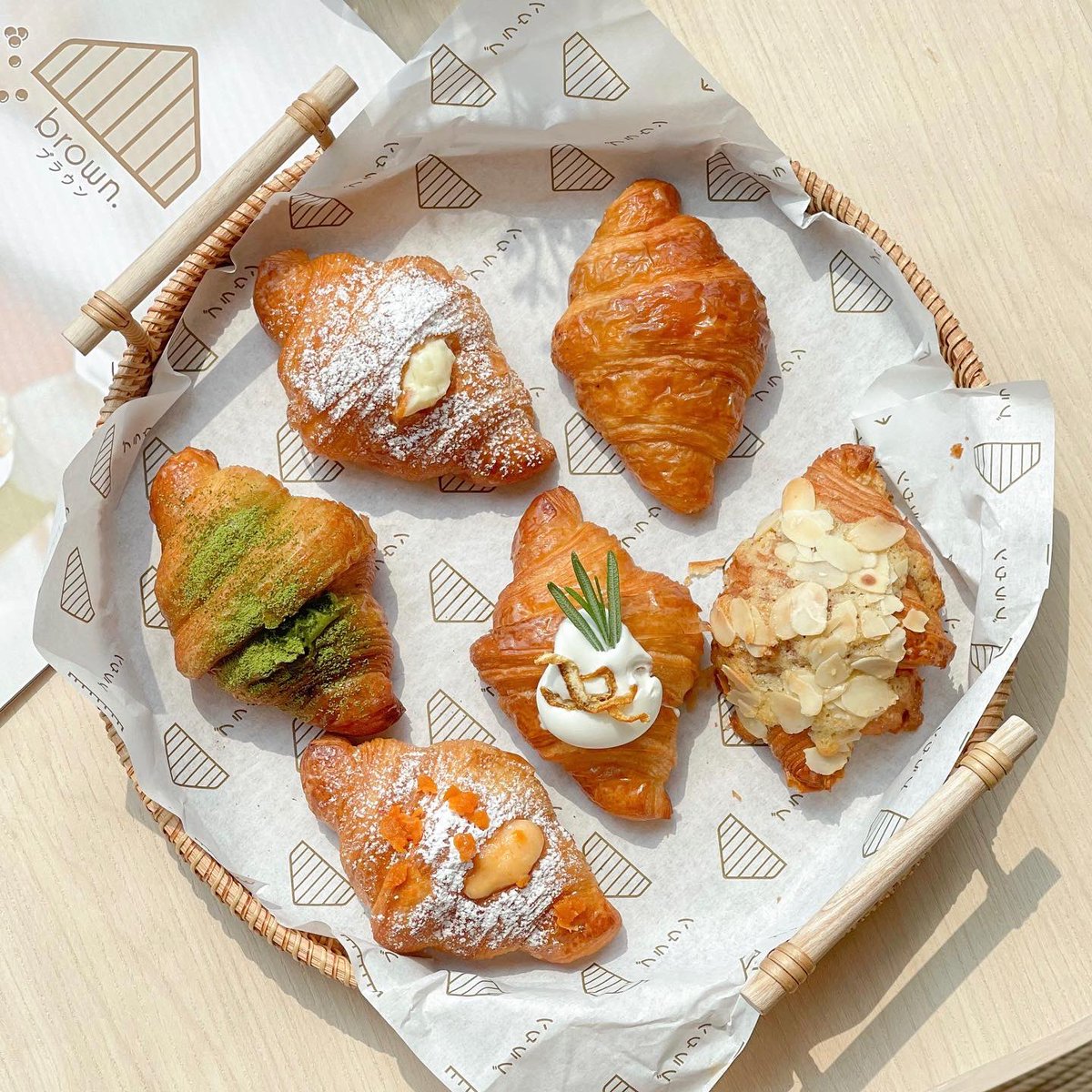 foodyoucaneatfc's tweet photo. แกร๊!! ไม่ต้องไปถึงคาเฟ่เชียงใหม่ก็ฟินกับขนมของร้าน brown dessert ที่สาขาเซ็นทรัล พระราม9 ได้แล้ววันนี้ ขนมคือน่ารักแถมอร่อยมากกก ทั้งบิงซู โดนัท ครัวซองต์ พายสไตล์ญี่ปุ่น ดีไปหมดเลย ร้านแสงสวยสไตล์เกาหลีมากกกกก 😍 วันหยุดยาวนี้ใครว่างไปด่วนนะะะ @aroii https://t.co/dOnRl4K5I4