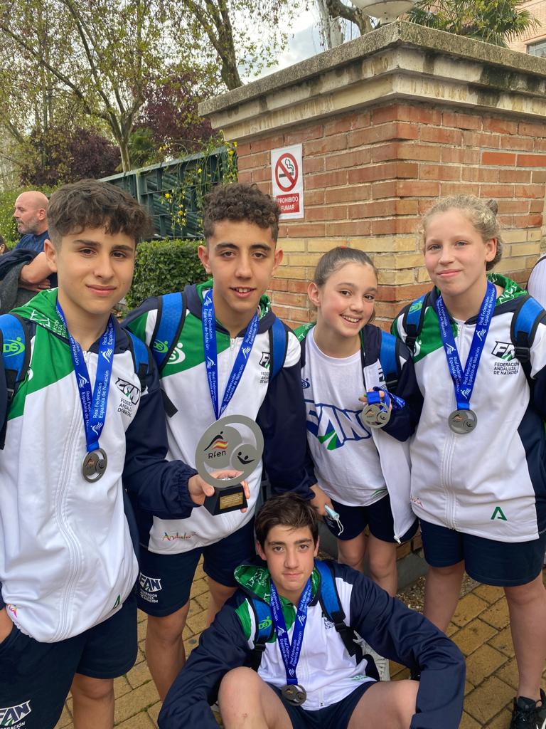 CWMalaga's tweet photo. No pudo ser. Pero más que orgullosos de nuestras selecciones andaluzas @fanatacion infantiles y nuestros seis representantes, que así se mostraban orgullosos de sus platas https://t.co/3fKhyTqatJ