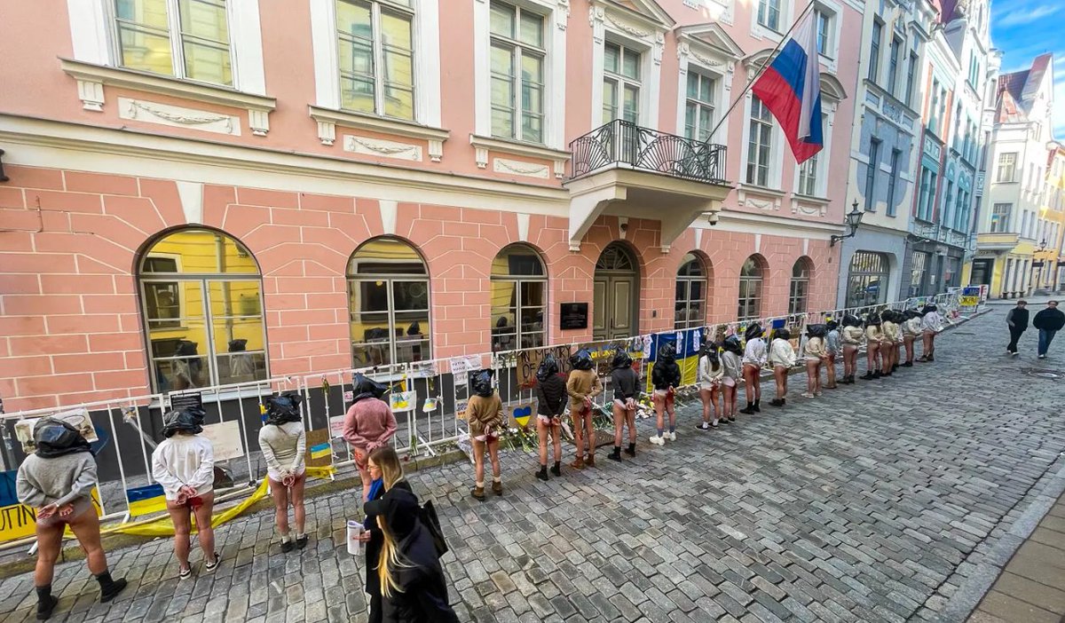 Lyla_lilas's tweet photo. In Tallinn, women went outside the Russian embassy to protest against the mass rape of Ukrainian women by Russian invaders. 
 
#Estonia https://t.co/DgLoaFZBQ2