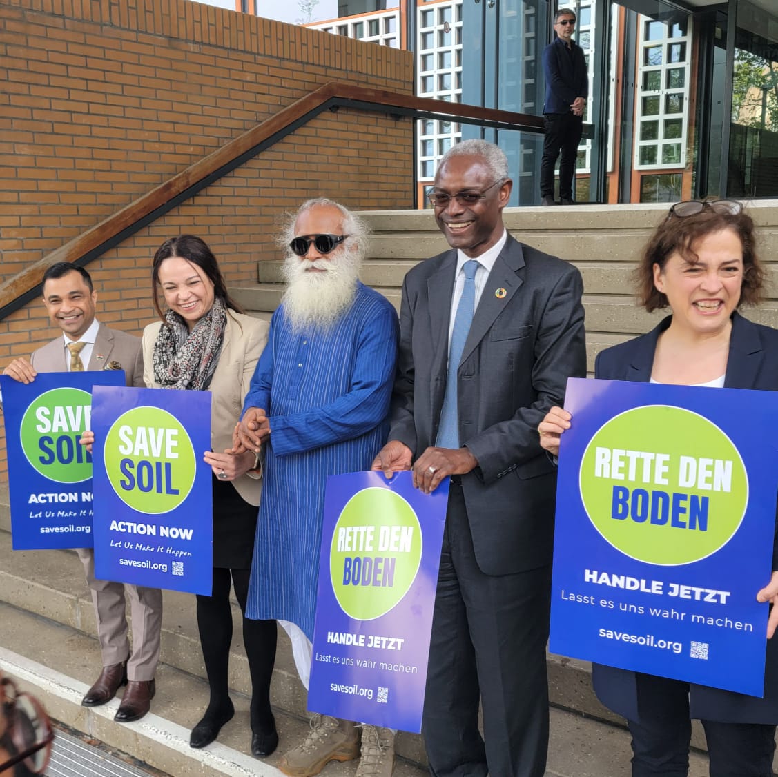 GillesAmadou's tweet photo. @SadhguruJV visited our @UNCCD premises today, for the #SaveSoilAtUN campaign. Follow live here: https://t.co/CYK0SZ5bez
#GGW @ibrahimthiaw @AndreaMeza76 https://t.co/viVsPjzPLq