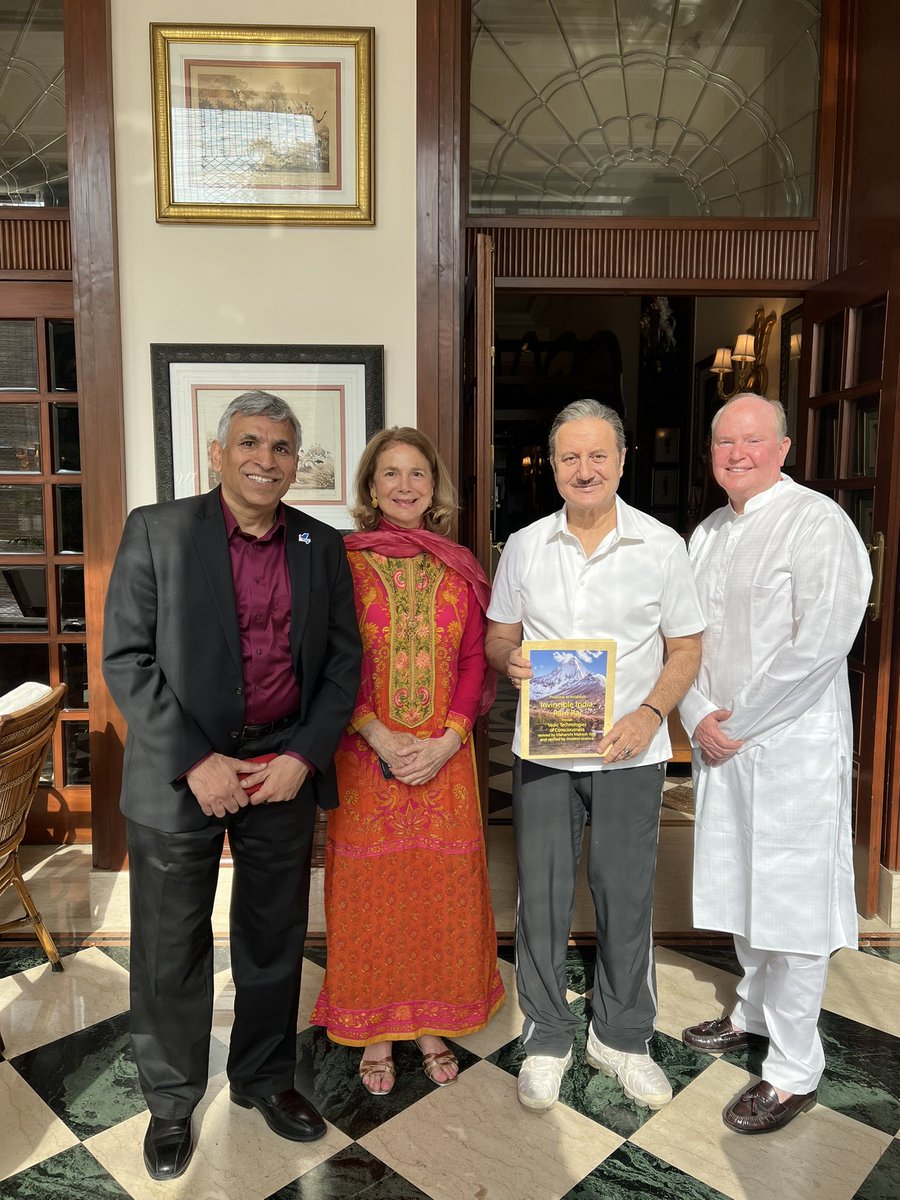 AnupamPKher's tweet photo. It was a pleasure to meet #MargaretBusch #DrMichaelBusch and #DrAnilMaheshwari of @maharishiuni. They are proposing creation of 10000 specially trained Vedic experts all over the country to perform #YogaAndYagya. I applaud their efforts. 🙏🕉 ☮️ #PermanentPeace. @Margare31971217 https://t.co/V6xyxx42zF