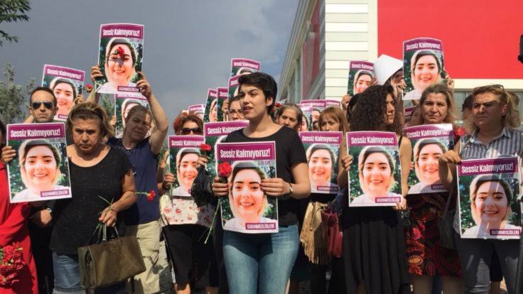 Bu fotoğraflar #ŞuleÇet için adalet mücadelemizden. 

Şule patronları olan iki erkek tarafından pencereden atıldı; yüksekten düştü yalanıyla üstü kapatılmaya çalışıldı. İzin vermedik.

Mücadelemiz olmasaydı failler hala aramızda dolaşıyor olacaktı
#KadınCinayetleriniDurduracağız