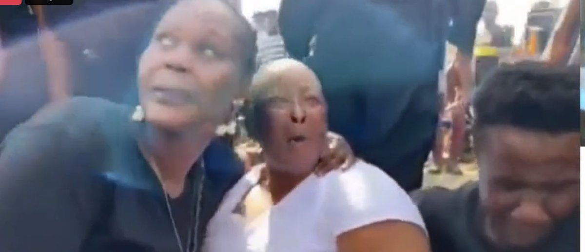 Idamae95308023's tweet photo. #Liberia Despicable. Where are the so-called opposition leaders as mothers of murder victims were being assaulted for protesting in the streets of #Monrovia crying out for #justice #princesscooper #odellSherman #Giffty https://t.co/I3hHCKqSeq