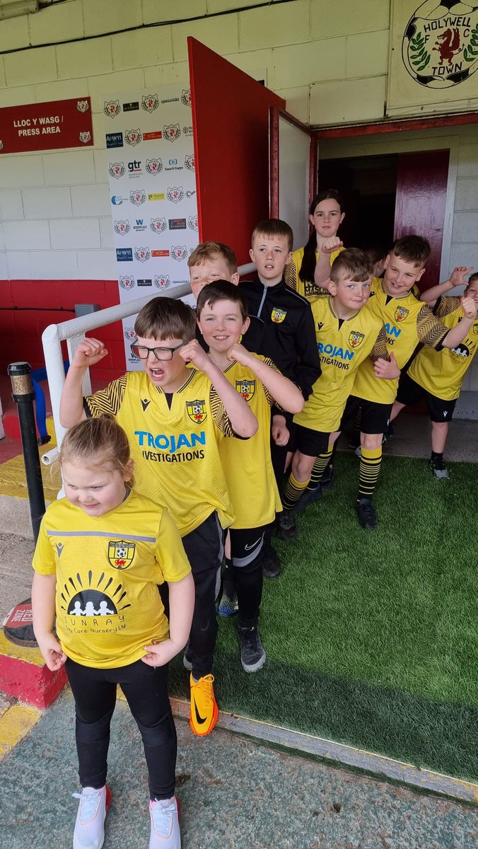 Isafootballclub's tweet photo. If Carlsberg did…..Mascots! 💛🖤

Some of our younger club members went to show their support and encouragement to the now @FlintshireJnrFL winners - @IsaSpartans18s last weekend!

They were the perfect mascots and it was great to see the excitement in their eyes #oneclub https://t.co/BfgOdaeZO7