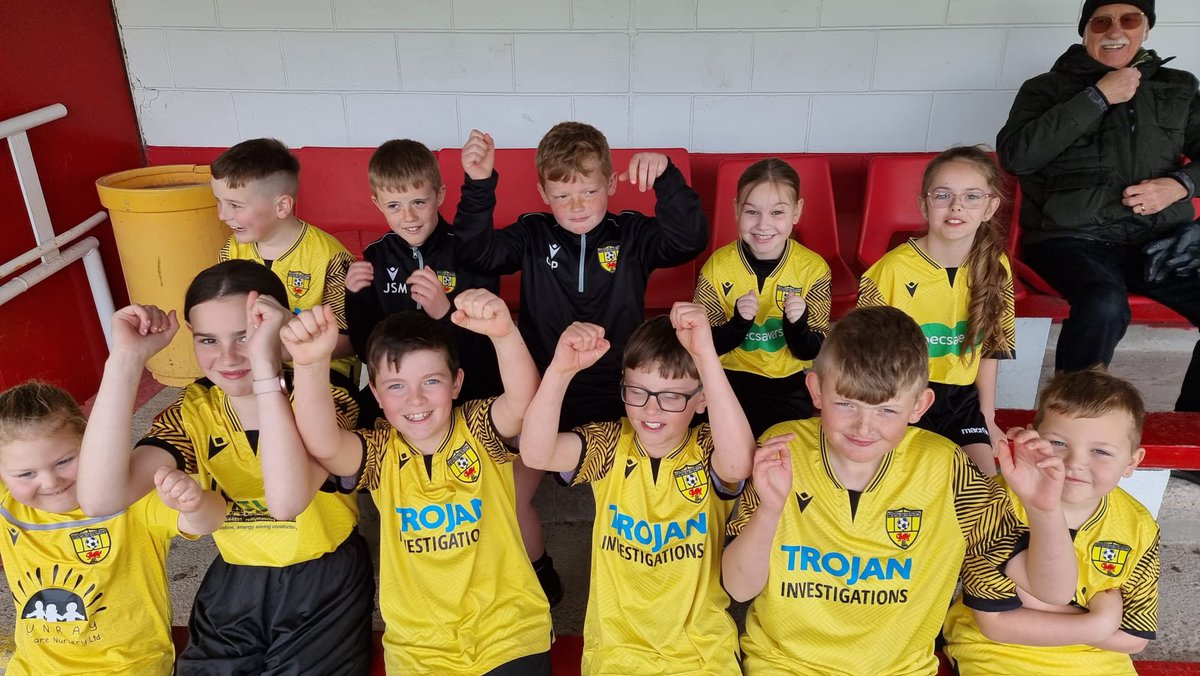 Isafootballclub's tweet photo. If Carlsberg did…..Mascots! 💛🖤

Some of our younger club members went to show their support and encouragement to the now @FlintshireJnrFL winners - @IsaSpartans18s last weekend!

They were the perfect mascots and it was great to see the excitement in their eyes #oneclub https://t.co/BfgOdaeZO7