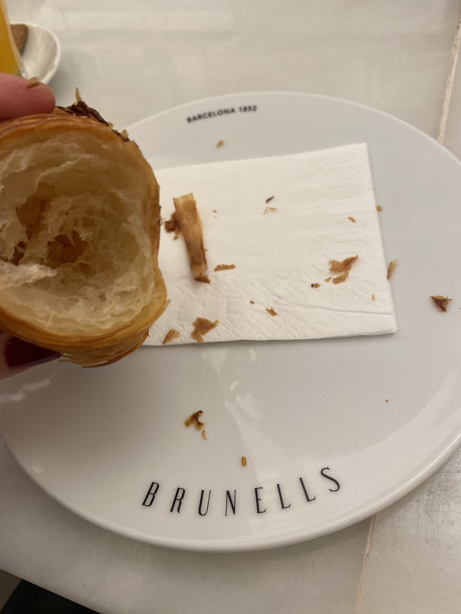 annavicens's tweet photo. Súper croissant de mantega de #Brunells (cantonada Princesa amb Montcada, Bcna) No deixaré ni les engrunes 😋 https://t.co/MUzHijgar5