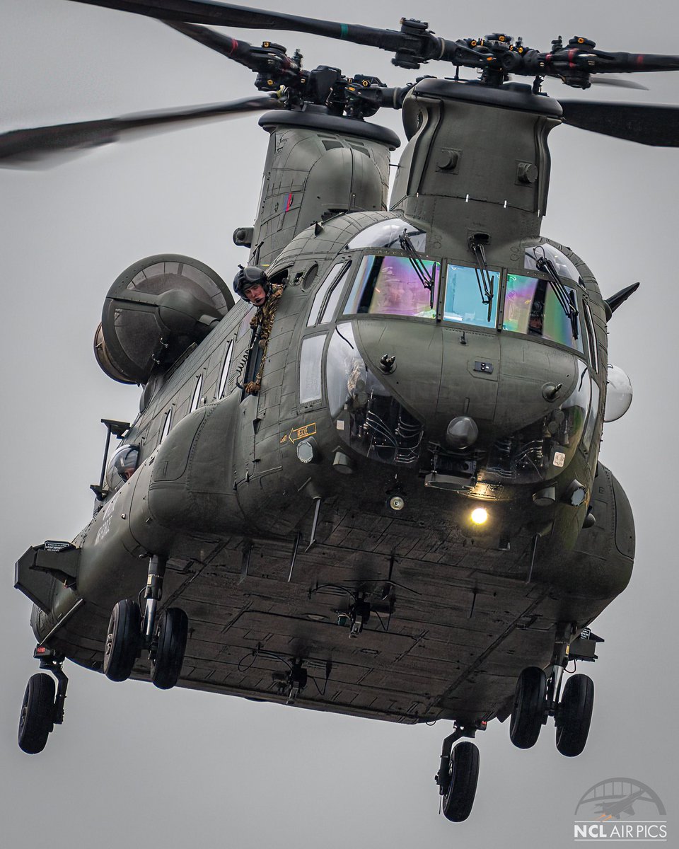 🇬🇧 Great to catch this <a href="/RAF_Odiham/">RAF Odiham</a> <a href="/BoeingDefense/">Boeing Defense</a> Vertol Chinook ZD982 landing <a href="/EshottAirfield/">Eshott Airfield</a> for a rotors running refuel (RRR) after training over at RAF Spadeadam. 

#Aviation #Wokka