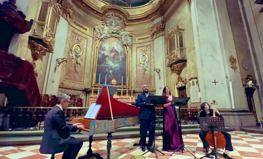 Ayer tuvimos noche mágica con nuestro <a href="/VNmusica/">VN</a> con <a href="/GancedoSonia/">Sonia Gancedo</a> @Amariliscello y <a href="/diegoclave/">Diego Fernández</a> la <a href="/BasilicaSMiguel/">Basílica San Miguel</a> llenas hasta los topes para oir músicas que no se oían desde el XVIII de #JoséEspañol gracias a <a href="/_pepemompean/">Pepe Mompeán</a> y <a href="/CulturaCMadrid/">Cultura▪️Comunidad de Madrid</a> por CREAR cultura. Foto: <a href="/asierram/">Angeles Sierra 📀🌈🎨🏳️‍🌈📸</a>