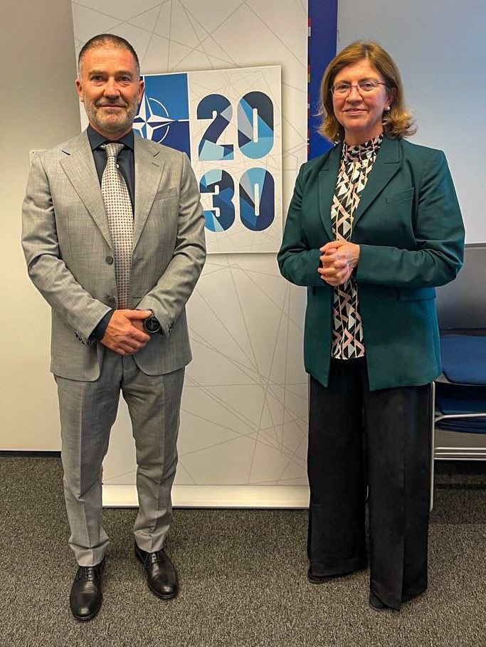 NATORomeroC's tweet photo. Good discussion with the incoming Commander of #NATO Mission #Iraq, Major General Giovanni M. Iannucci. We spoke about the importance of NATO's non-combat advisory, training, and capacity-building mission in Iraq, helping the country to suppress terrorism and promote stability. https://t.co/MLw7CD9NU0