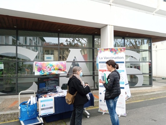 CHCoteBasque's tweet photo. Pays Basque #vacccination 
Vous souhaitez de l'information, faire le point sur vos vaccins ? vous avez jusqu'à 12h30 pour chercher ces réponses sur le stand installé place des gascons à #Bayonne sous l'égide de l'atelier Santé Ville du CCAS de @VilleDeBayonne et le  @CHCoteBasque https://t.co/04vYEbTlwp