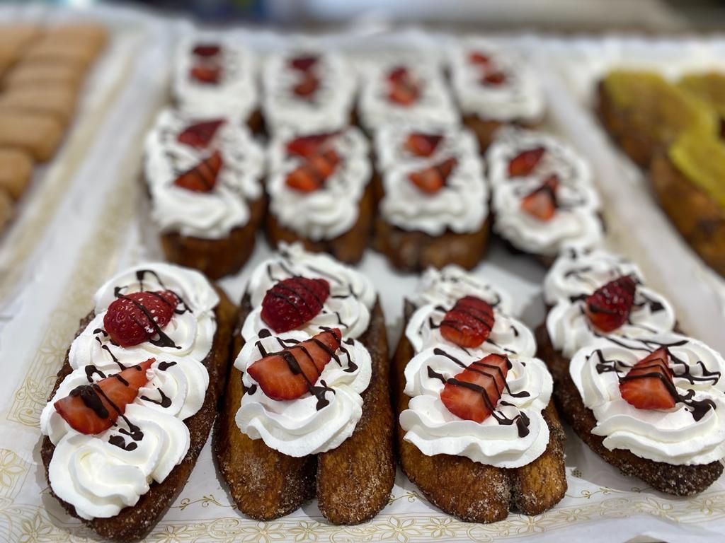 productcampos's tweet photo. ¡Menuda delicia de torrijas tenemos hoy en nuestra confitería!😍
Hemos innovado un poco y las hemos hecho con crema tostada, con nata y fresas y con trufa✨
¡Y están tremendas!😋
¡Corre rápido a por las tuyas!😉

#ProductosCampos  #Arjona #Merienda #ConfiteríaCampos #Torrijas https://t.co/K9elmS3OM6