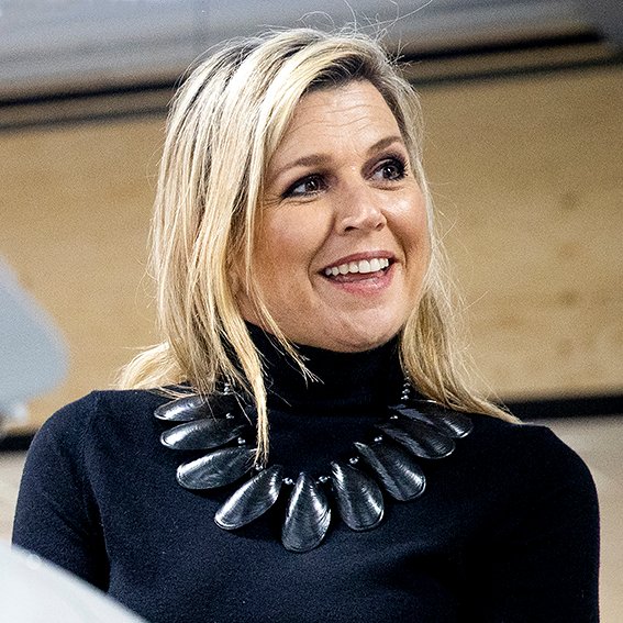KONINGIN MAXIMA DRAAGT MOSSEL SIERAAD VAN INEKE

Koningin Maxima draagt plotseling mijn ‘mossel’ sieraad tijdens een werkbezoek.
Wat een geweldige verrassing en de ketting staat Maxima zo prachtig. 
Bijzonder om de mooie foto’s te zien, ben er blij mee. inekeotte.com