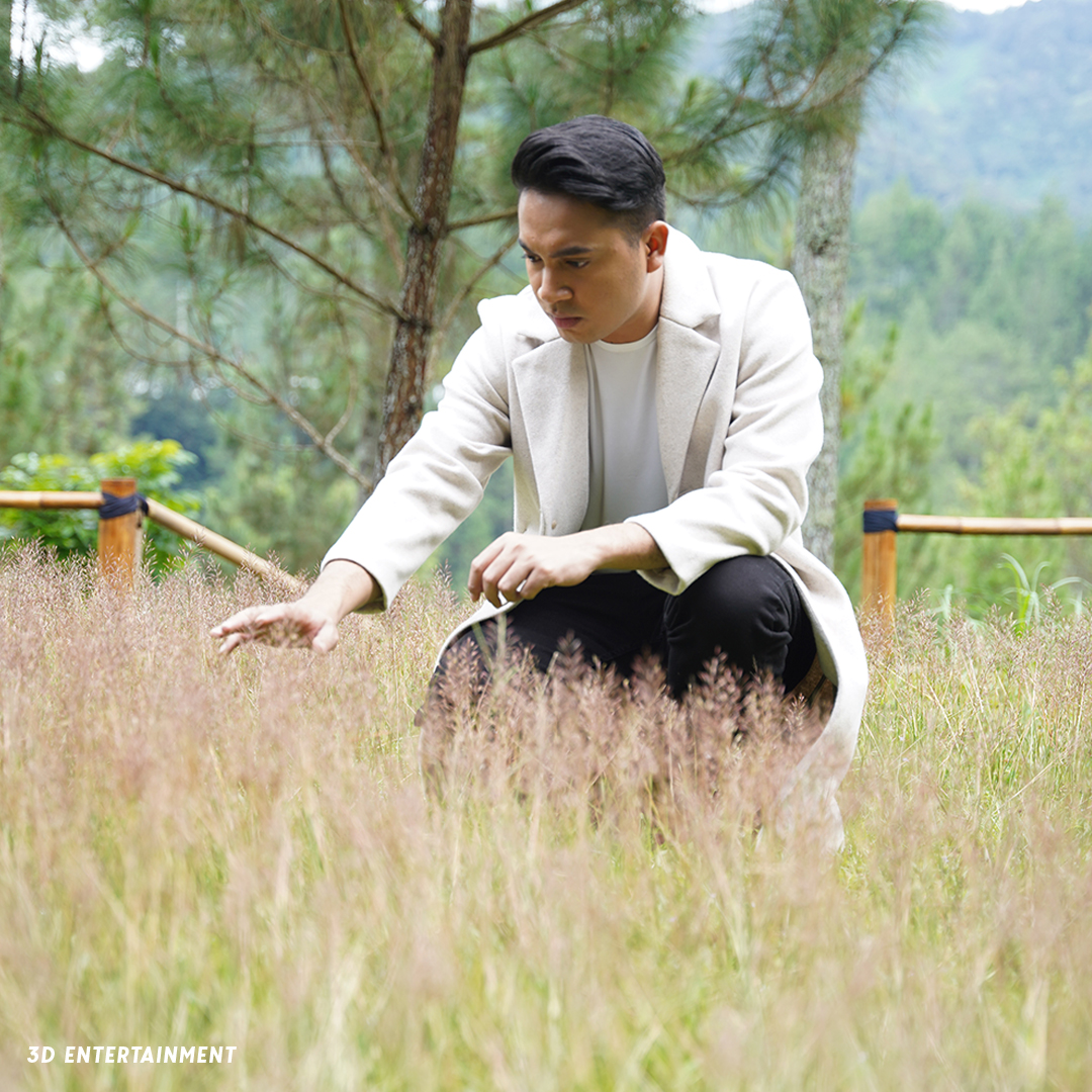 3dent_id's tweet photo. Kerandoman @gunawan.lida2020 dibalik syuting music video "Karmamu".

Hayoooo yang bisa bikin caption paling kreatif, dibales sama @gunawan.lida2020
Slide terakhir bonuuus 🤣

#GunawanKarmamu https://t.co/bc1zd2tcXu