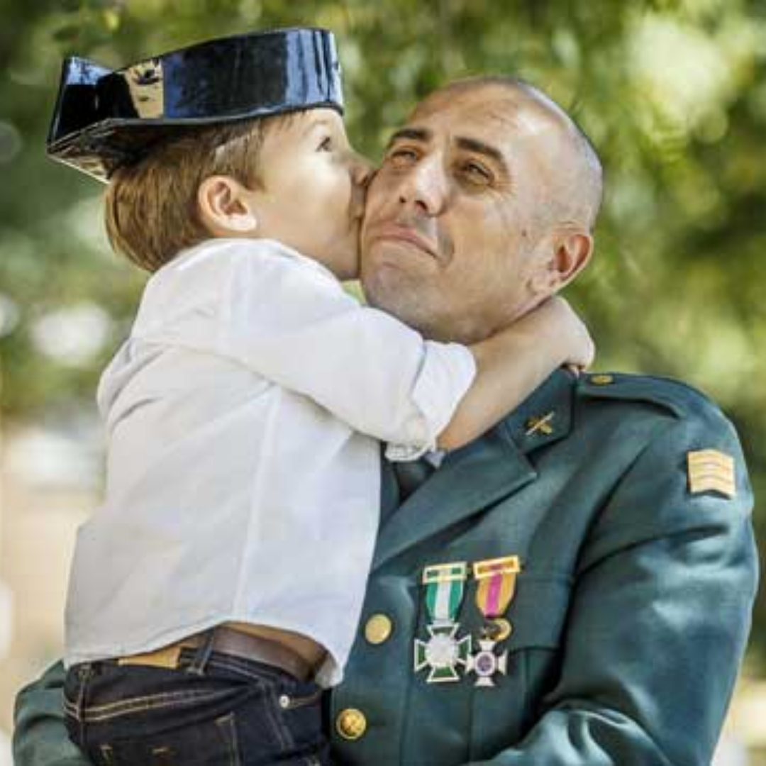 readygotraining's tweet photo. FELIZ DÍA DEL BESO 😍 Pocos tan bonitos como estos, ¿verdad? Y una cosa tenemos clara: son de los que más orgullosos nos sentimos ✨ #readygotraining #oposiciones #oposiciones2022 #opositores #aporlaplaza #ingles #inglesonline #oposicionesguardiacivil  #oposicionespolicia https://t.co/raq5Bf92rk
