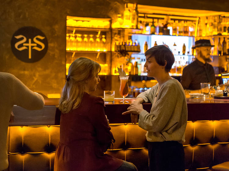 Se prorroga en una  hora y media en la Comunidad Autónoma Extremeña, el horario de cierre fijado para cada establecimiento según el Grupo en el que se encuadren, durante las madrugadas que transcurren entre los días 14 y 17 de abril de 2022.