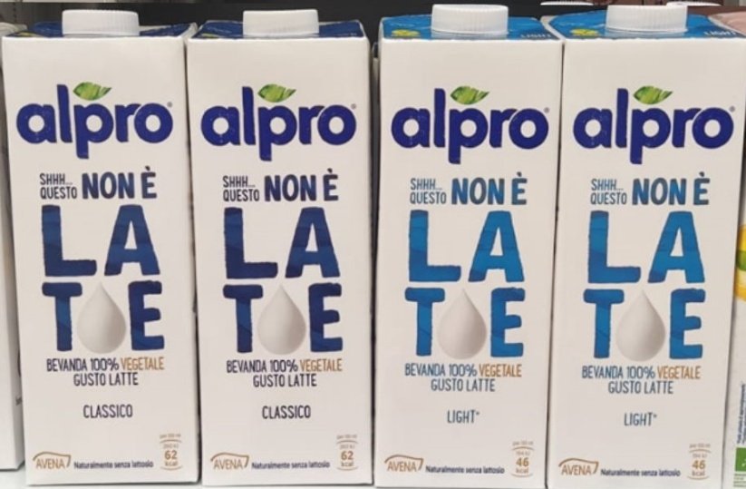 chiaravix's tweet photo. UE: se produci una bevanda vegetale non puoi scrivere "latte".
Alpro: Ah, non posso scrivere latte?
UE: eh no.
Alpro: allora scriverò che non è latte senza scrivere la parola latte.
UE: così va bene
Alpro: https://t.co/9UeXLyJx6k
