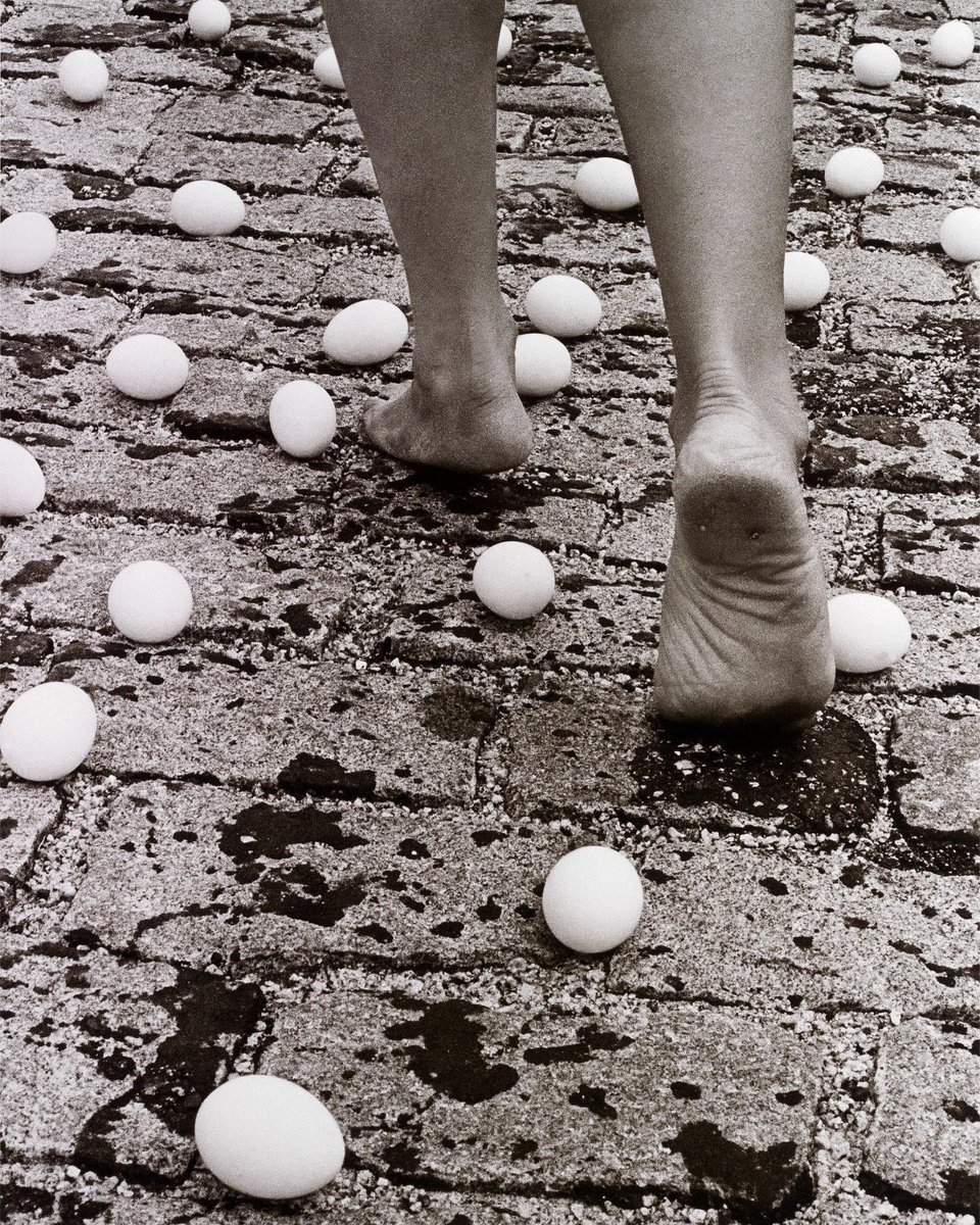 🥚🥚 Wishing you an eggcellent Easter with #AnnaMariaMaiolino's ‘Entrevidas’ performance which was first staged in 1981, on a cobblestone street in Rio de Janeiro, Brazil. 

#HappyEaster
