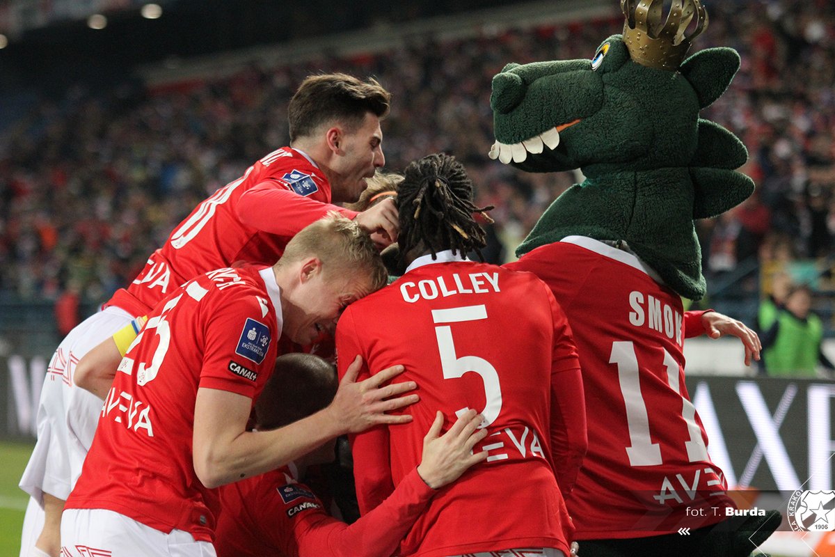 WislaKrakowSA's tweet image. Jego obecność jest nieodłącznym elementem spotkań przy Reymonta, a on sam od 1988 r. nie opuścił żadnego meczu w Krakowie. Pan Staszek - 𝐖𝐢𝐬́𝐥𝐚𝐜𝐤𝐢 𝐒𝐦𝐨𝐤 - zmaga się z chorobą! Pokażmy, jak wielką siłą dysponuje kibicowska społeczność!

Dołącz ▶️ bit.ly/WislackiSmok