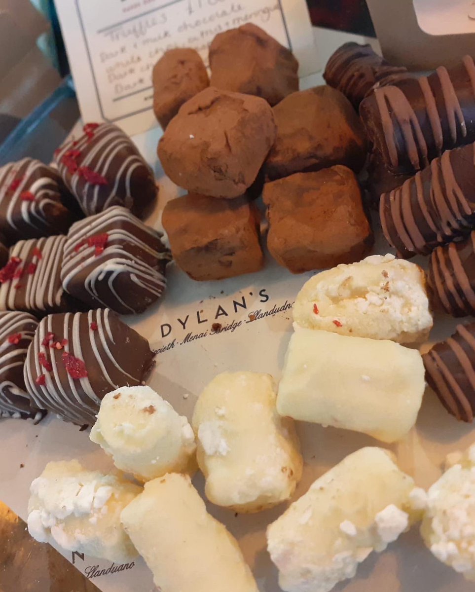 Fresh from the bakers! Ffres gan y pobyddion!

Tarts, truffles, breads and more! We get fresh deliveries from our bakery in Llangefni every day, and the deli fridges are fully stocked. 

We are now open every day from 9am - 5pm, 10am - 4pm on Sundays.