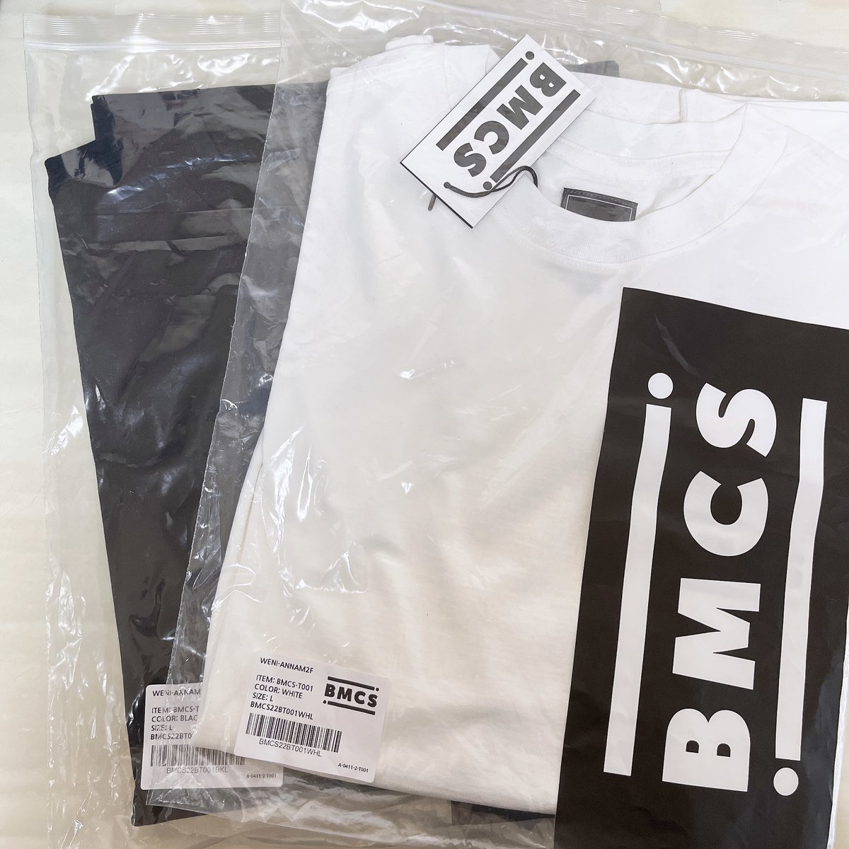 PFP-NFT를 전시하는 강남구에 위치한 #Collexx Gallery 다녀왔습니다! 갤러리 내부는 깔끔했고 소책자 받았습니다. 전시된 <a href="/dogesoundclub/">Doge Sound Club 🟨</a> <a href="/clonesneverdie/">CLONESNEVERDIE</a> <a href="/SunmiyaClub/">MIYA UNIVERSE</a> <a href="/Electropxkongz/">Electro pixel kongz</a> <a href="/MeeCatsClub/">MeeCats</a> 작품들을 오프라인으로 찾아가서 보니 느낌이 새록새록했고 #BMCS 옷도 구매하고 도지사운드클럽의