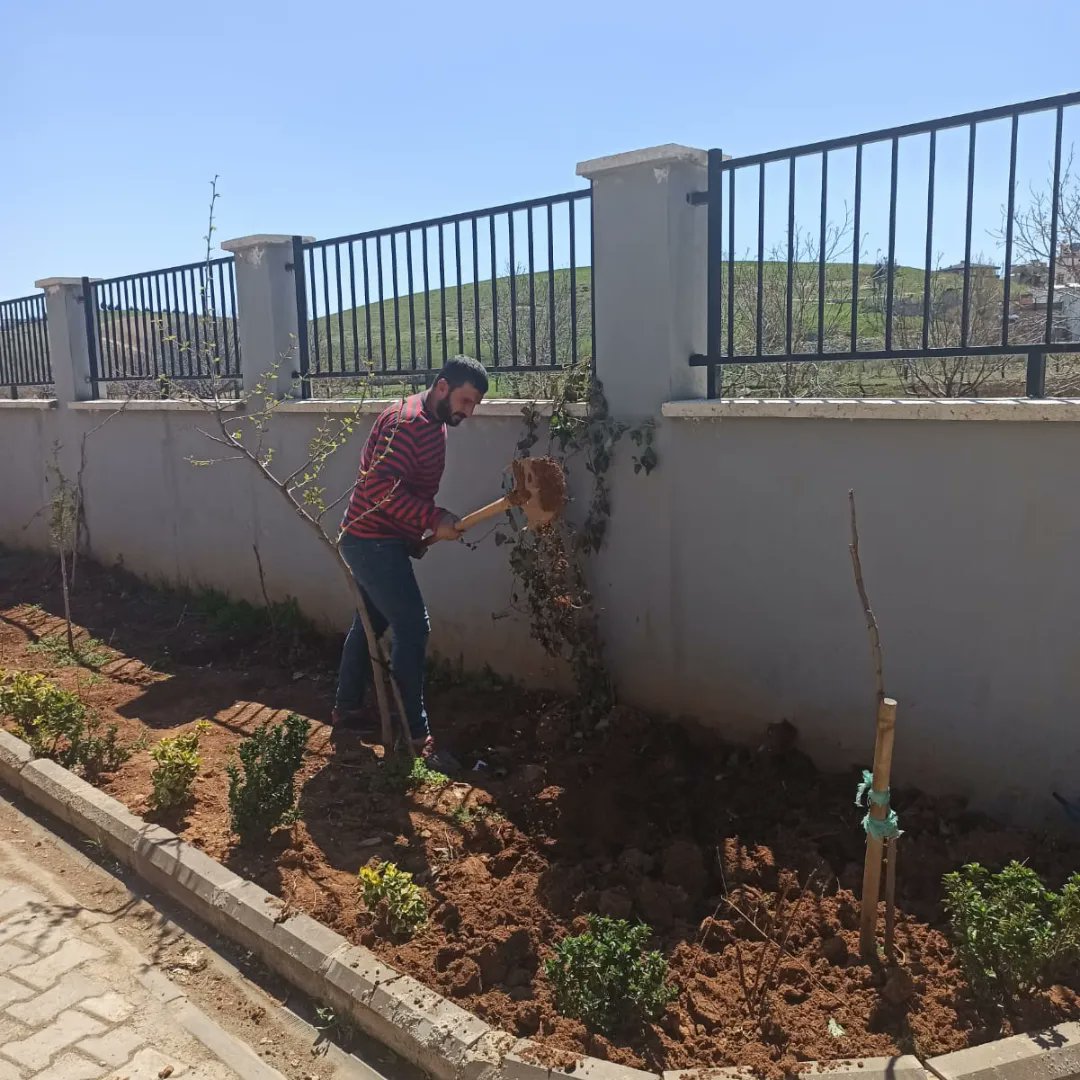 Ara tatilde; yardımcı personelimizle, öğretmenlerimizle, müdür yardimcılarımızla,  okulumuzu temizliyor, tamiratını yapıyor, boyuyor ve yeni eğitim - öğretim alanları oluşturuyoruz. 

Emeği geçen arkadaşlarıma teşekkür ediyorum.🙏👏👏