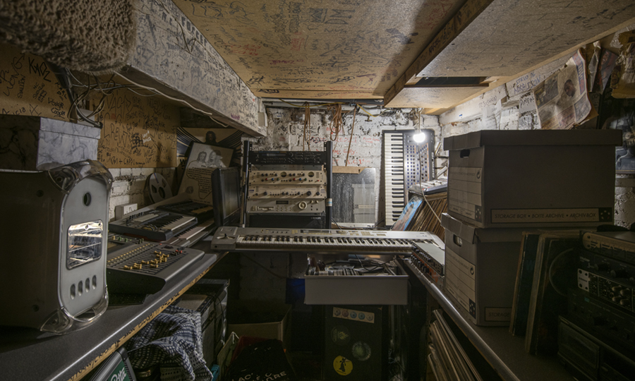 LDN_Museum's tweet photo. We're delighted to announce that our new display Grime Stories: from the corner to the mainstream will be launching on 17th June!

We're highlighting pioneers like 
@RISKYROADZ &amp; @jammerbbk, who helped grime flourish into a truly iconic London sound.

https://t.co/0WKbWTuHr7 https://t.co/jj8rWTRju9