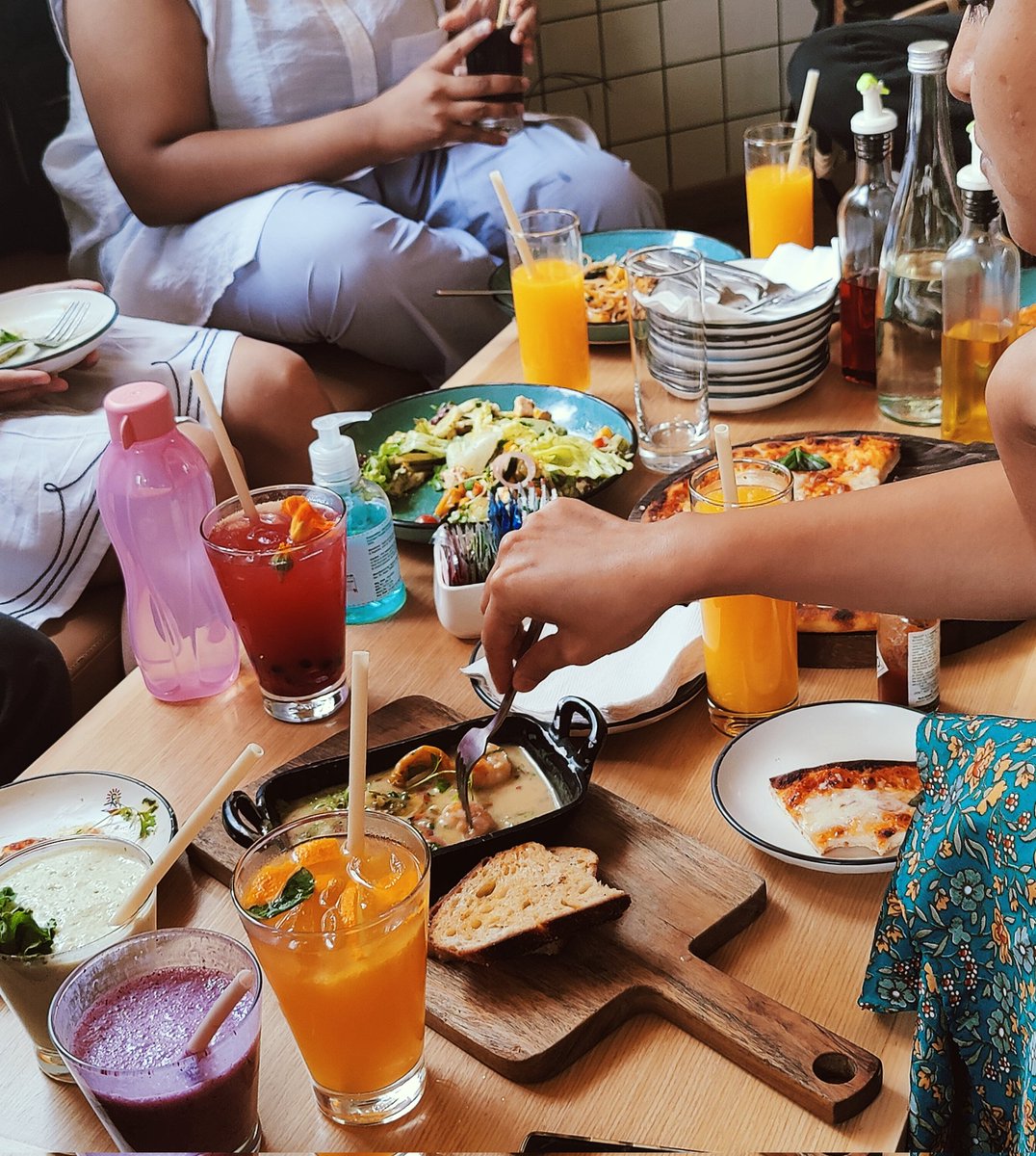 Rrrrohini's tweet image. We do #workfromwork days to banter in ways zoom won&apos;t allow and stuff ourselves and that&apos;s the only hybrid model i vote for