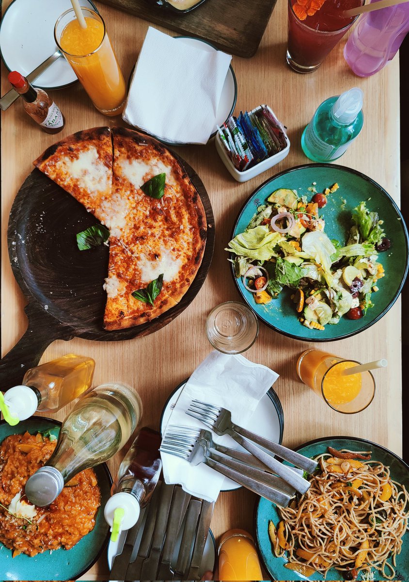 Rrrrohini's tweet image. We do #workfromwork days to banter in ways zoom won&apos;t allow and stuff ourselves and that&apos;s the only hybrid model i vote for