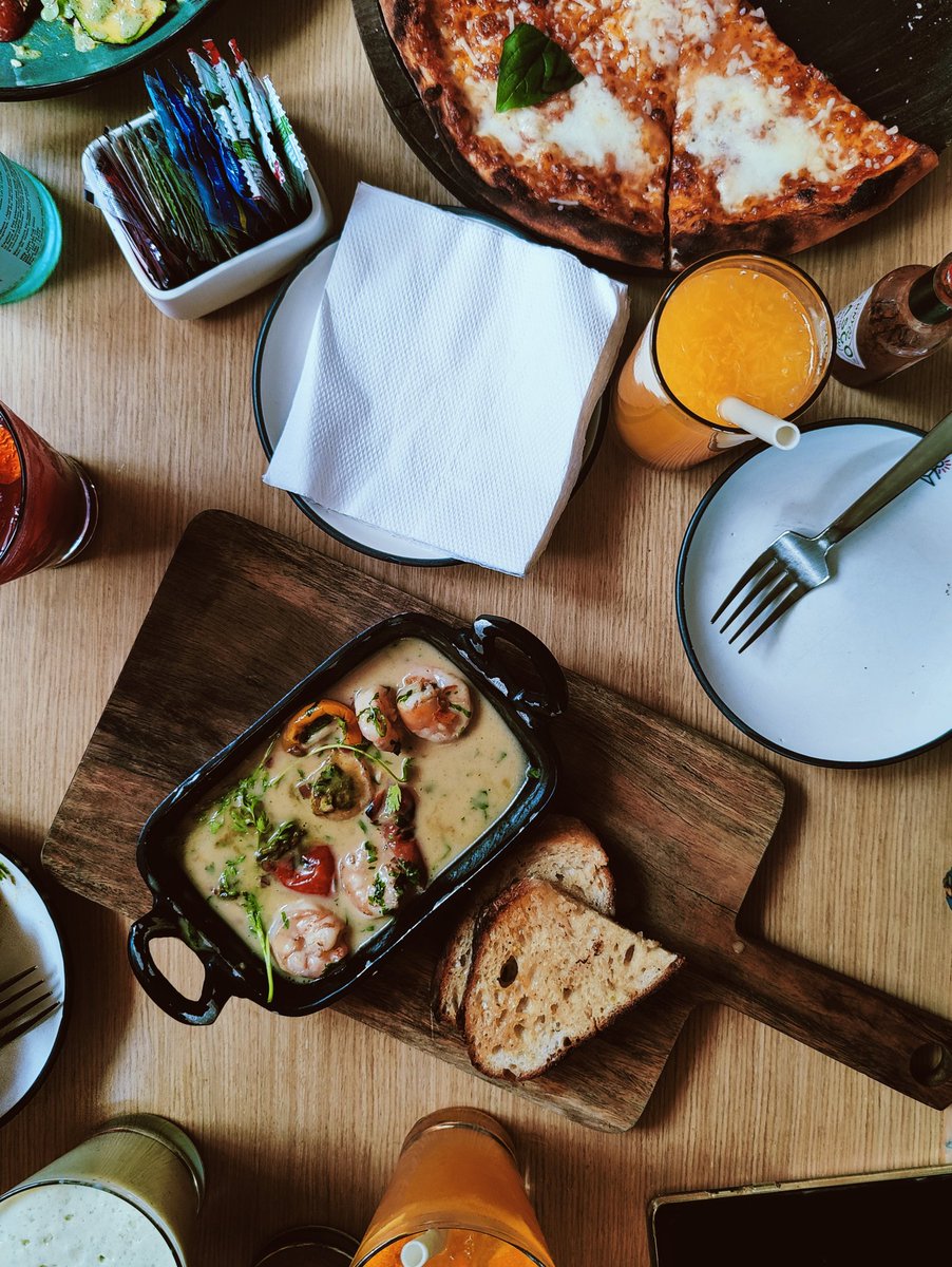 Rrrrohini's tweet image. We do #workfromwork days to banter in ways zoom won&apos;t allow and stuff ourselves and that&apos;s the only hybrid model i vote for