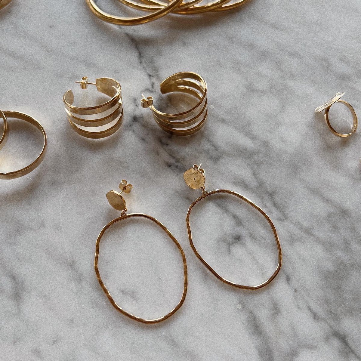 BijouxLEONE's tweet photo. 〰️ Boucles d’oreilles Lola &amp; Safia 🔖 fabriquées en france dans nos ateliers, et martelées à la main📮 la livraison est (toujours) offerte pour la france métropolitaine, sans montant minimum d’achat #MadeinFrance https://t.co/zxgZ1NMO0s